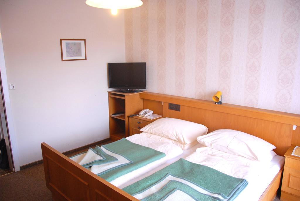 Fruehstueckspension Wiesenhaus Miesenbach  部屋 写真