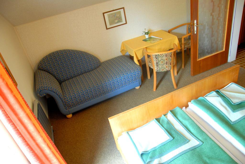 Fruehstueckspension Wiesenhaus Miesenbach  部屋 写真